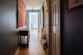 Stylish 3 Bedroom Apartment near Hollyrood Park